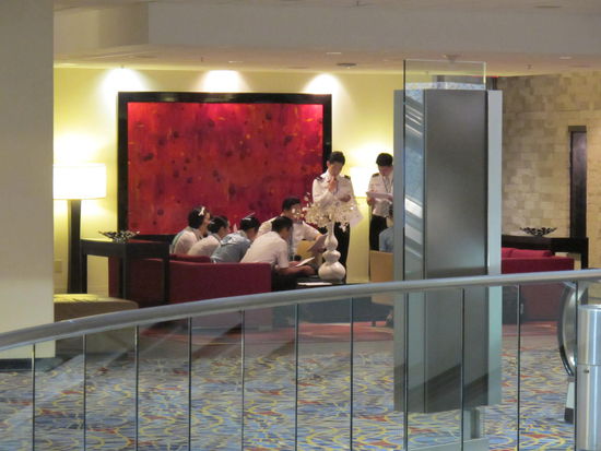 Eine Crew bei der Besprechung im Hyatt