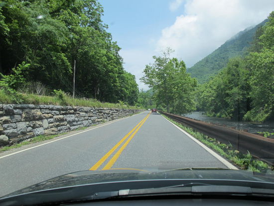 Der Fluß mal auf der rechten, dann auf der linken Seite
