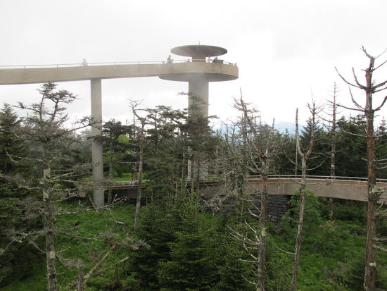 Der Betonturm an der auf der Spitze des Bergs
