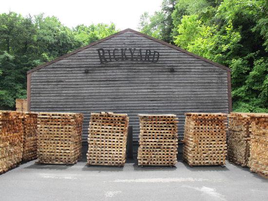 Die fertig zum Anbrennen gestapelten Holzscheite