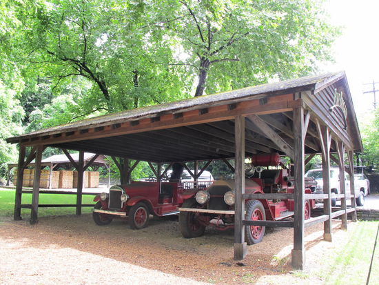 Links ist der Areo Speedwagon