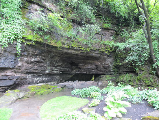 Die Höhle aus der das Wasser für den Jack Daniels kommt