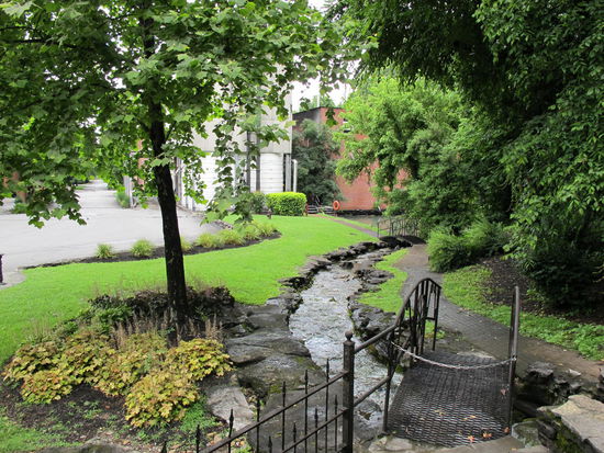 Da fließt er dahin, der Bach...