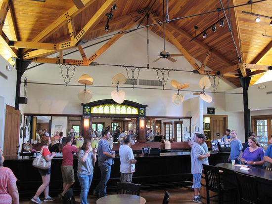 Anstehen an der Limonadenausgabe