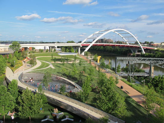 Ein kleiner Park am Fuß der Brücke mit Planschmöglichkeiten für Kinder (bei den Temperaturen sehr gut)