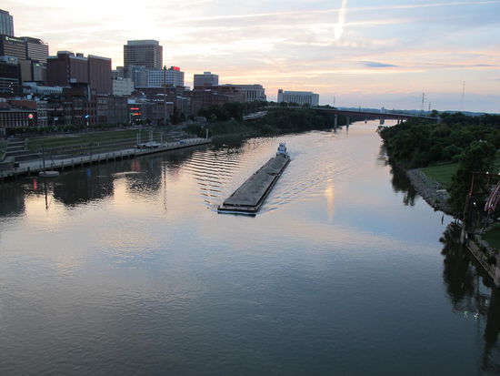 Ein einsames Schiff auf dem Fluß