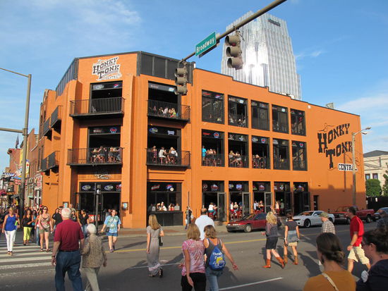 Hier spielte in jedem Stockwerk eine Band live