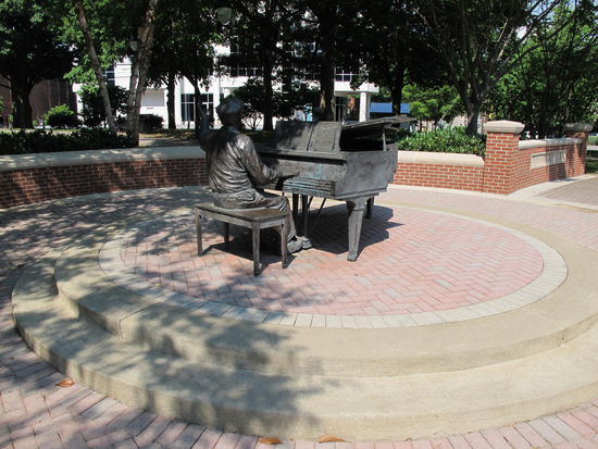 Neben dem Buddy Killen Kreisverkehr