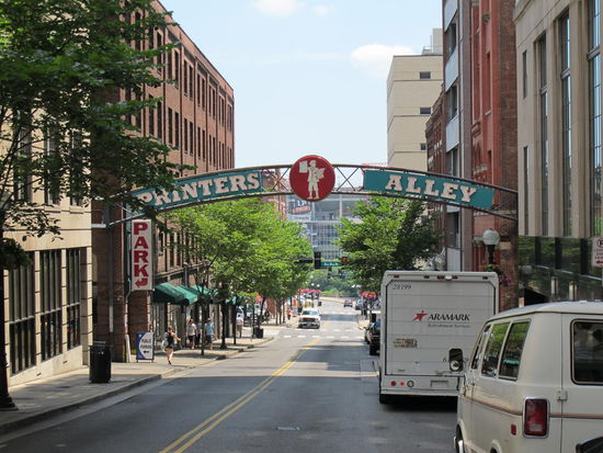 Printers Alley, links und rechts vom Schild 