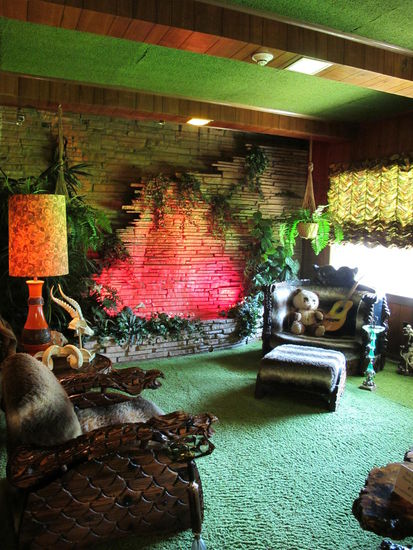 Decke und Boden mit grünem Teppichboden und an der Wand der Wasserfall