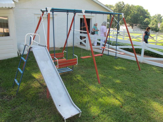 Lisa Maries Schaukel und Rutsche