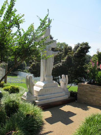 Ein Kreuz neben den Gräbern