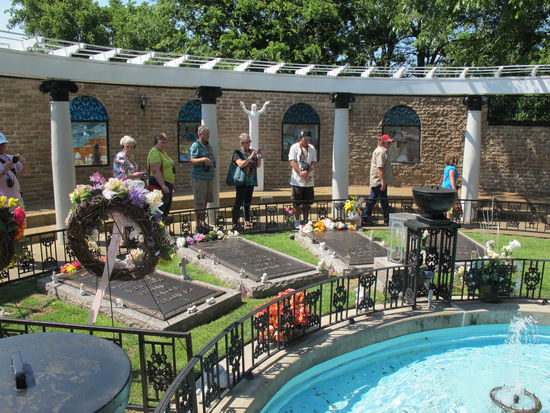 Die vier Gräber samt Brunnen