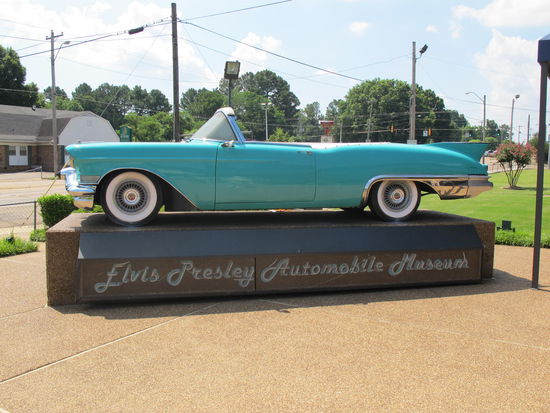 Vor der Ausstellung seiner Autos