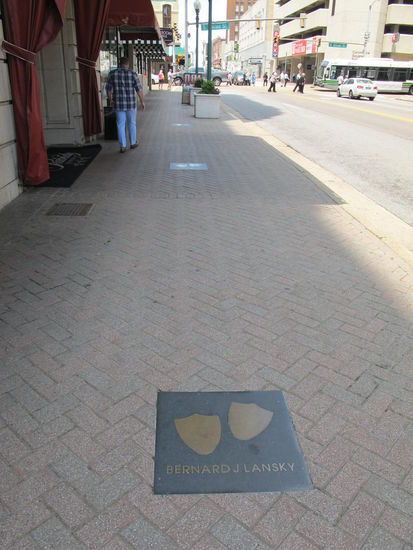 Warum die Entenfüße ums Hotel herum verteilt sind weiß ich leider net