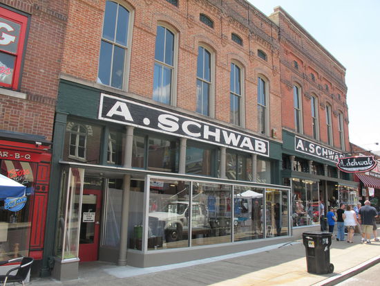 A. Schwab ein bekannter Laden, mit allerdings nur Krempel