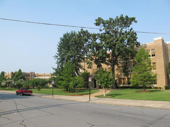 Eine ziemlich große Schule, denn von links nach rechts ist nur die Frontansicht
