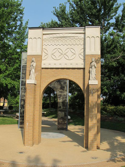 Ein Denkmal auf der anderen Straßenseite