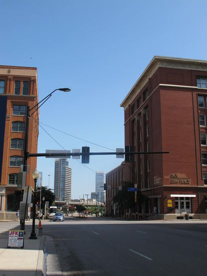 Von dahinten kam er die Houston Street her