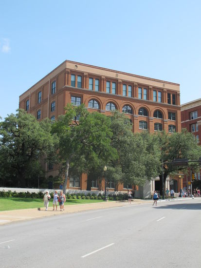 Hier kann man sich die Flugbahn der Kugel denken, vom Fenster oben rechts bis zum weißen Kreuz links unten im Bild