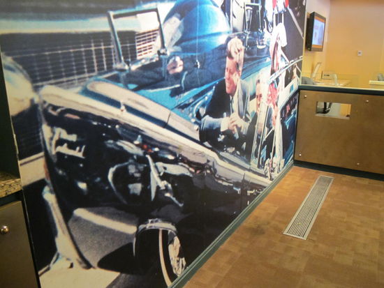 Mit das letzte Bild vom lebenden JFK (hab nur viel zu spät ein Foto gemacht, drum ists net gut zu erkennen, aber ich denk es ist bekannt)