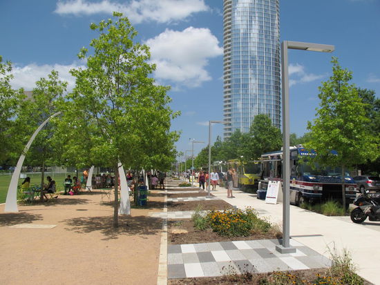 Auf der einen Seite des Parks stand ein Essenswagen neben dem anderen und es war bei allen etwas los