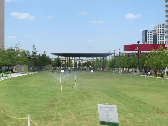 Die Hauptfläche wurde grad bewässert. Am linken Rand gabs noch eine große Spielplatzecke