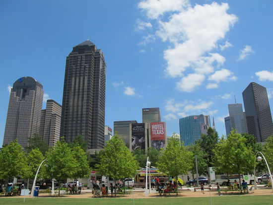Wiedermal ein Teil der Skyline von Dallas mit dem Park