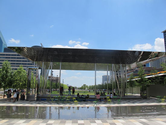 Und es gibt eine kleine Bühne im Park