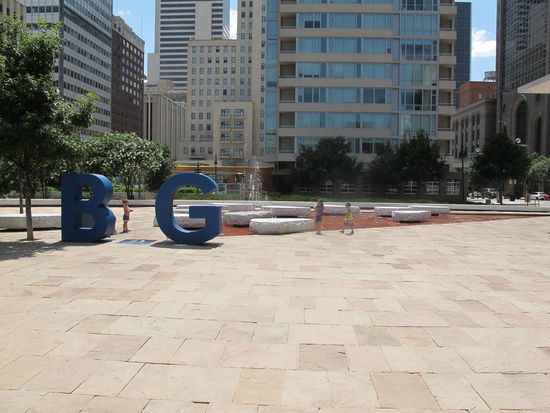 Die Buchstaben standen auch vor der AAA. man stellt sich dazwischen und läßt sich fotografieren, denn in Texas und vor allem Dallas ist alles "BIG"
