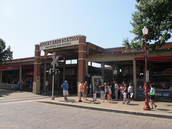 Der Haupteingang heute, dort sind hauptsächlich Shops und Restaurants