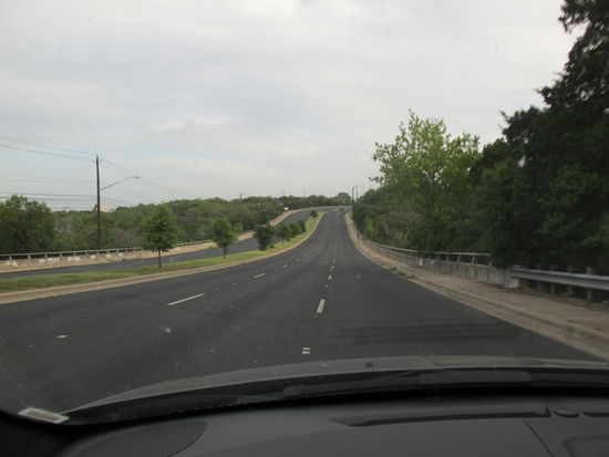 Das ist ne Straße durch ein Wohngebiet, dreispurig in beide Richtungen