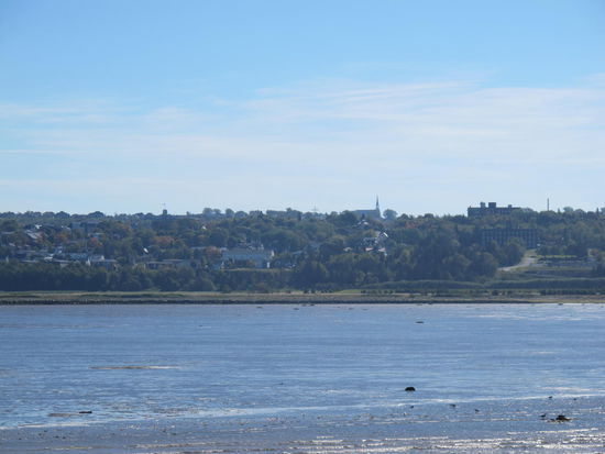 Blick vom Kai auf Rivière-du-Loup (ca. in der Mitte ist ganz klein das Kreuz im Park zu erkennen)