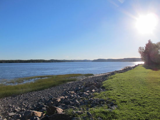 Hier bei Saguenay geht der Fluß in ein "normales" Flußbett über