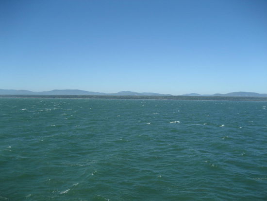 Blick nach Saint-Siméon, das flache, nahe Land vorne is eine Insel