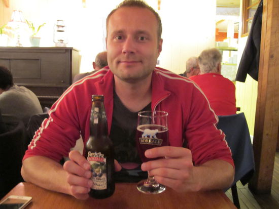 Beim Essen mit Blaubeerbier