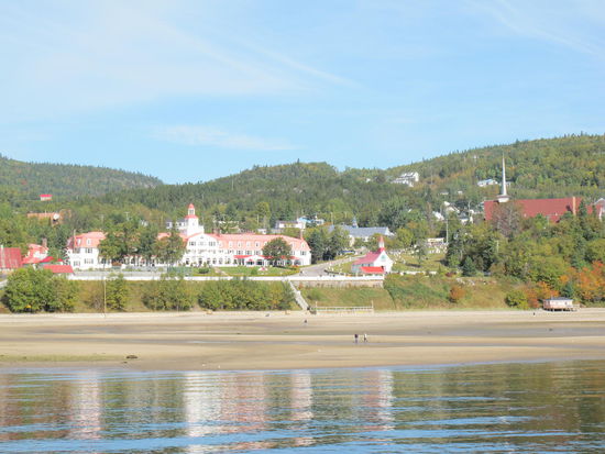Blick auf Tadoussac, das breite Gebäude ist das Hôtel Tadoussac