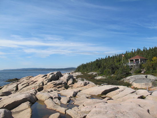 Die Steinterrasse und eine Infostation vom Cap-de-Bon-Désir Interpretation and Observation Centre