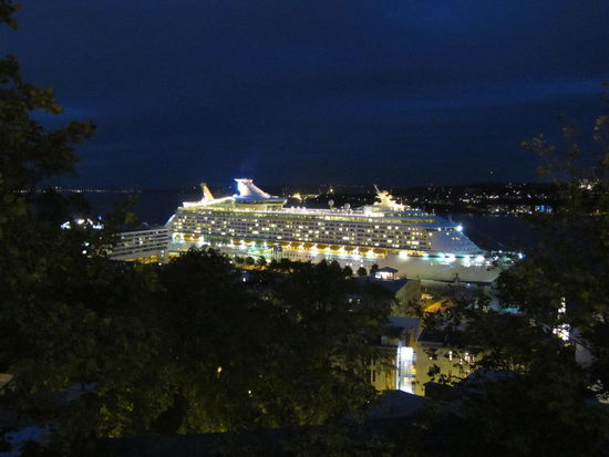 Kreuzfahrtschiff am Hafen von Québec City