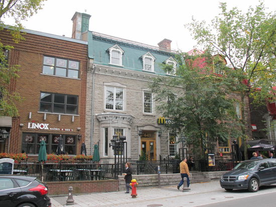 Mal wieder ein schicker McDonalds auf der Grande Allée E