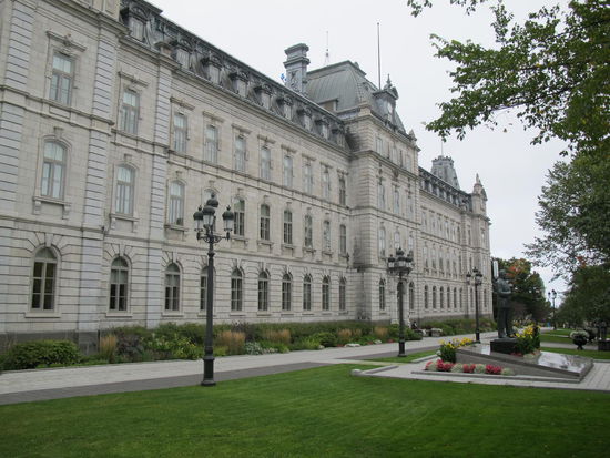 Hôtel du Parlement du Québec von der Seite