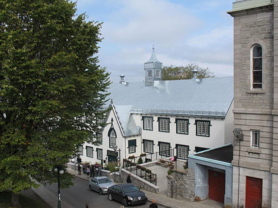 Bücherei mit sehr ungewöhnlichem Dach