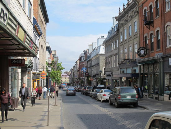 Schöne Häuser innerhalb der Stadtmauern