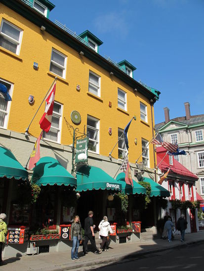Im roten Gebäude, dem "Aux Anciens Canadiens" haben wir dann gegessen