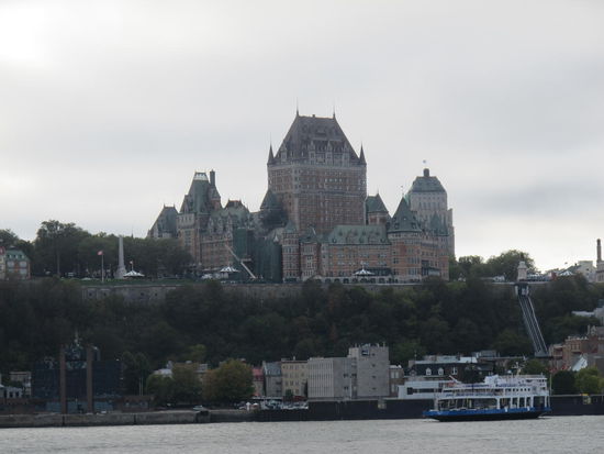 Château Frontenac mit einem Teil der Unterstadt und einer weiteren Fähre