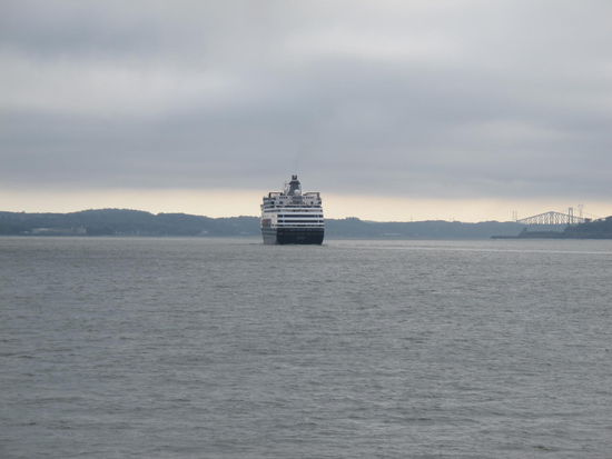 Ein anderer ziemlich großer Dampfer auf dem Weg nach Montréal (hinten rechts ist die Québec City Bridge weng zu sehen)