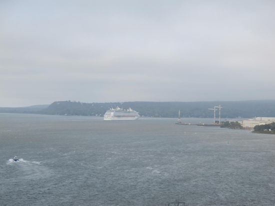 Der große Dampfer auf dem Weg in den Sankt Lorenz Golf von der Terrasse Dufferin aus