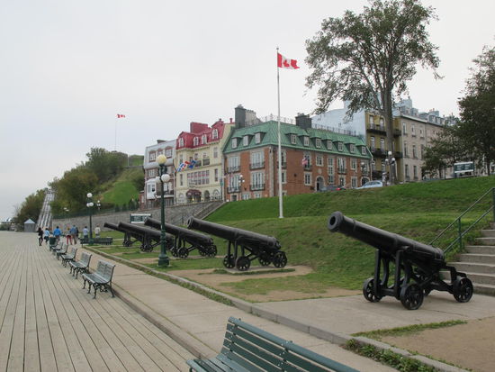 Kanonen vor den Jardins des Gouverneurs