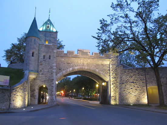 Porte Saint-Louis bei Nacht