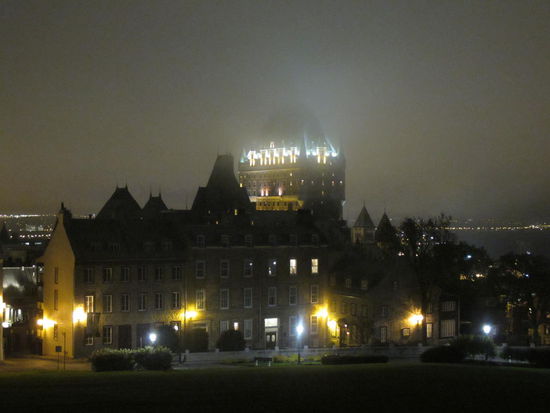 Château Frontenac bei Nacht und Nebel von der Zitadelle aus